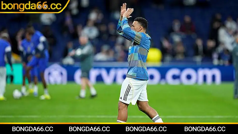 Fenerbahce trên sân Sukru Saracoglu, không khí derby rực lửa